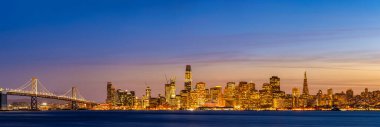 San Francisco 'nun panoramik şehir manzarası gökdelenler Bay Bridge ile alacakaranlıkta Kuzey Kaliforniya Amerika Birleşik Devletleri Batı Sahili, San Francisco Birleşik Devletleri Landmark Seyahat Hedefi Turizm konsepti.