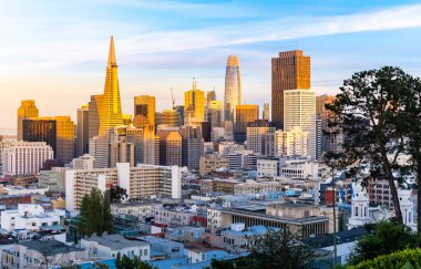 San Francisco şehir merkezindeki güzel günbatımı Kaliforniya, ABD 'de gökdelenler inşa ediyor. San Francisco Birleşik Devletleri Seyahat Yeri Şehir ve Turizm Konsepti.