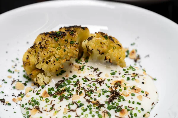 Coliflor Asada Con Queso Parmesano Avellana Con Cebolla Primaveral Sopa —  Fotos de Stock