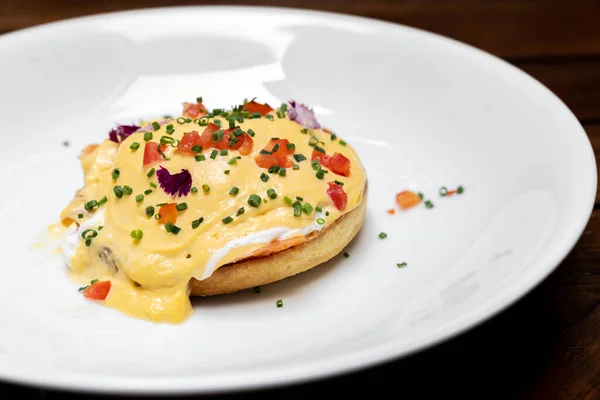 Egg Benedict Poached Egg Royal Smoked Salmon Tomato Hollandaise Міжнародна — стокове фото