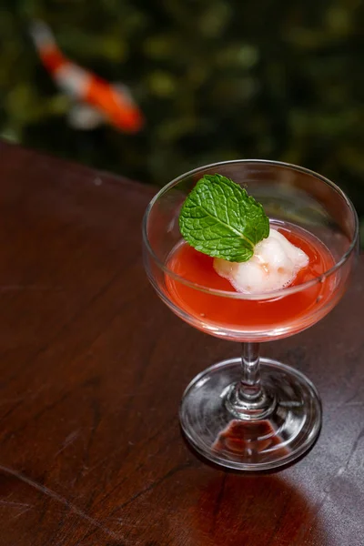 Welkomstdrankje Rode Cocktail Houten Tafel — Stockfoto