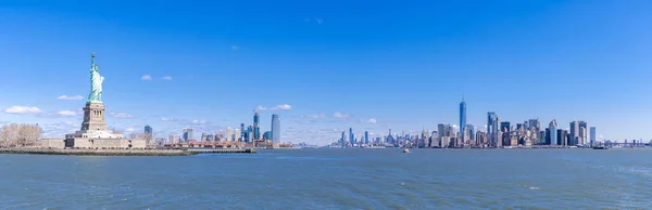 Panoramiczny Krajobraz Statuy Wolności Wieżowcem Manhattan Downtown Skylines Tle Nowy — Zdjęcie stockowe