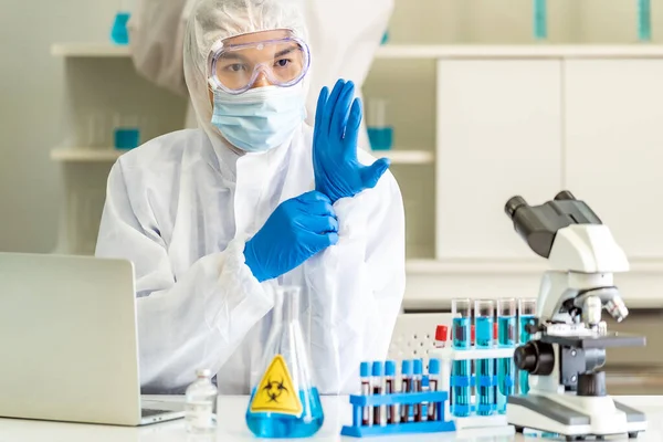 Asiatiske Forskere Med Ppe Dragt Sat Medicinsk Handske Videnskab Laboratorium - Stock-foto