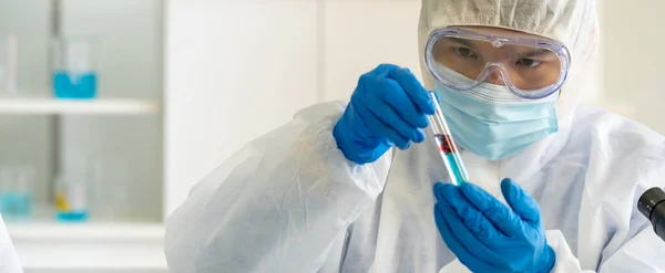 Panorama Forskere Holder Reagensglas Med Blodprøve Undersøge Forskning Udvikle Vaccine - Stock-foto