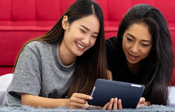 Dvě Asijské Ženy Sestra Usměvavá Šťastná Používání Tabletu Obývacím Pokoji — Stock fotografie