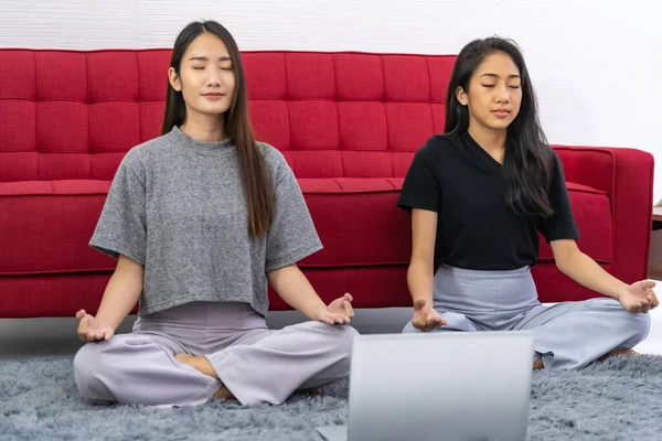 Zwei Asiatinnen Meditieren Aus Online Meditationstraining Sich Entspannen Und Stress — Stockfoto