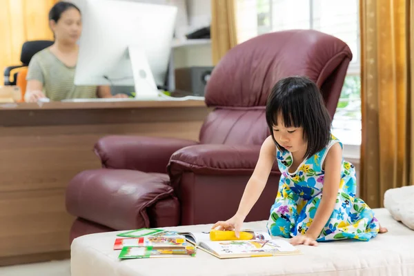 Asyalı Kız Çocuğu Evde Oturma Odasında Interaktif Kitap Okuyor Annesi — Stok fotoğraf