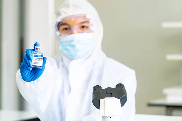Ilmuwan Memegang Vaksin Untuk Penyakit Coronavirus Covid Lab Sains Ilmuwan — Stok Foto