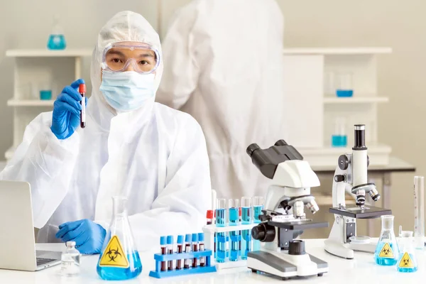 Para Ilmuwan Memegang Tabung Sampel Darah Dan Memeriksa Penelitiannya Serta — Stok Foto