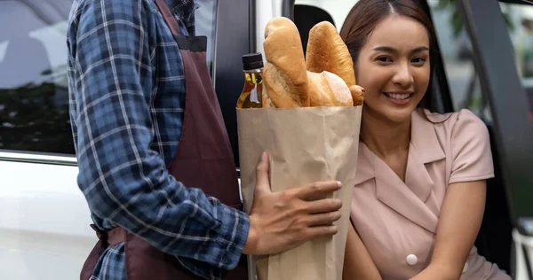 Dostawcy Dając Torba Spożywcza Zestaw Azjatyckiej Kobiety Klienta Drive Thru — Zdjęcie stockowe