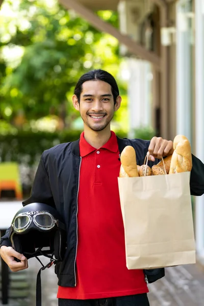Retrato Atractivo Sonrisa Asiático Entrega Bicicleta Hombre Sosteniendo Bolsa Supermercado — Foto de Stock