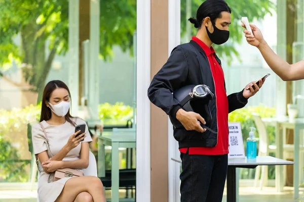 Tome Temperatura Para Cliente Com Máscara Facial Antes Entrar Restaurante — Fotografia de Stock