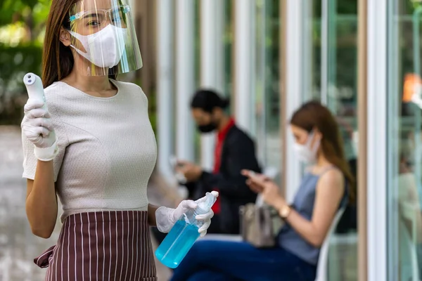 Portrét Atraktivní Asijské Servírky Nosit Obličejovou Masku Štít Držet Teploměr — Stock fotografie