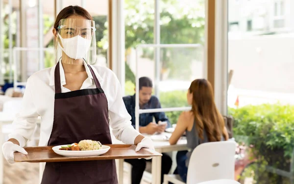 Portre Çekici Asyalı Garson Arka Planda Müşterileri Olan Müşterilere Yemek — Stok fotoğraf