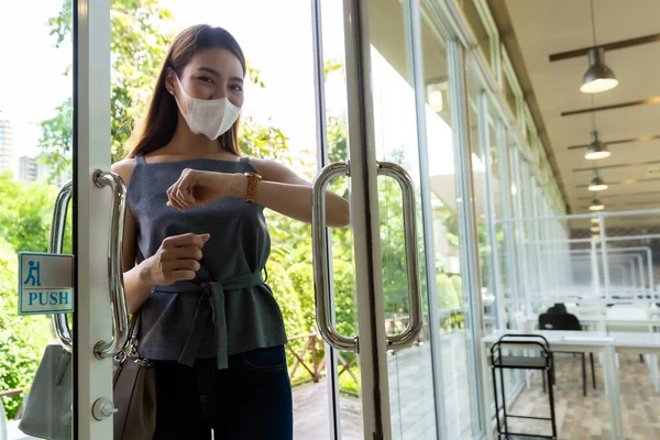 亚洲女性 新的正常生活方式概念 — 图库照片