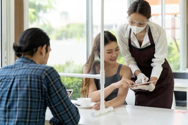 Camarera Asiática Usar Mascarilla Protector Facial Utilizando Tableta Show Restaurante — Foto de Stock