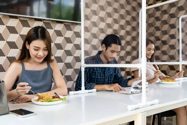 Los Clientes Del Restaurante Tienen Asiento Con Partición Del Escudo — Foto de Stock