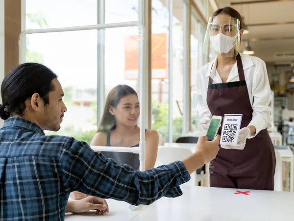 Cliente Asiático Escanea Menú Línea Del Código Camarera Con Máscara — Foto de Stock