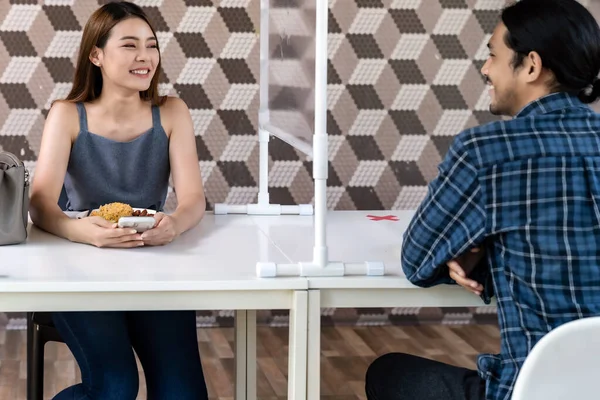Asiatisches Junges Paar Das Gemeinsam Einem Neuen Restaurant Mit Normaler — Stockfoto