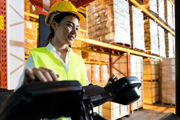 Retrato Asiático Trabalhador Armazém Feminino Usando Empilhadeira Truckin Grande Centro — Fotografia de Stock