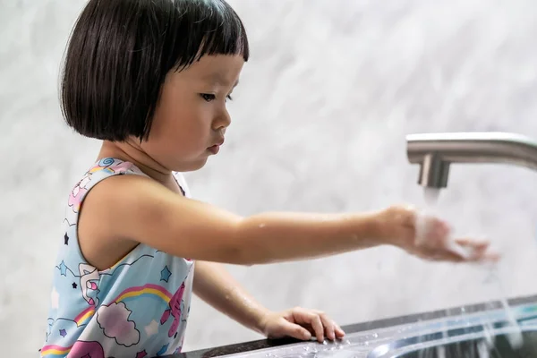 Aziatisch Meisje Die Haar Hand Wast Voor Hygiëne Dit Gedrag — Stockfoto