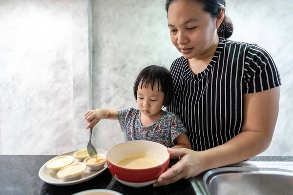 Asiática Chica Cocinar Huevo Tarta Panadería Con Mamá Tareas Domésticas — Foto de Stock