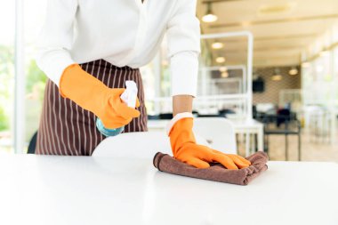 Müşteri gelmeden garsonların ellerini alkol ve ıslak mendille temizleyin. Yeni normal hijyen restoranı konsepti.