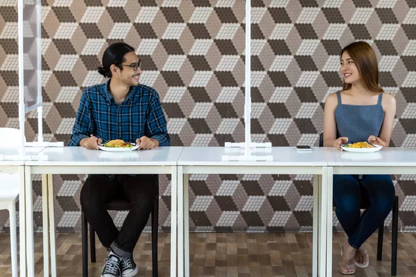 亚洲年轻夫妇一起在新的正常的社交距离餐厅吃饭 与餐桌盾划分减少感染考龙病毒19大流行病 食肆新生活方式 — 图库照片
