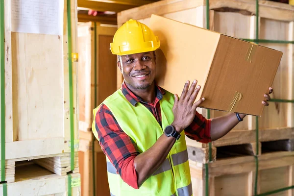 Retrato Del Trabajador Negro Africano Del Almacén Sostiene Embalaje Caja —  Fotos de Stock