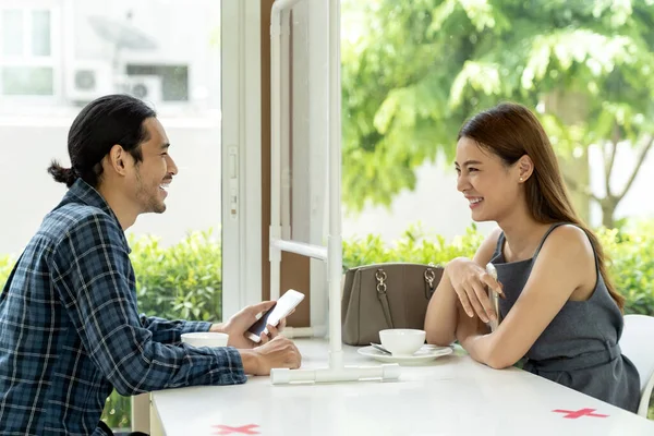 Asiatisches Junges Paar Das Gemeinsam Einem Neuen Restaurant Mit Normaler — Stockfoto