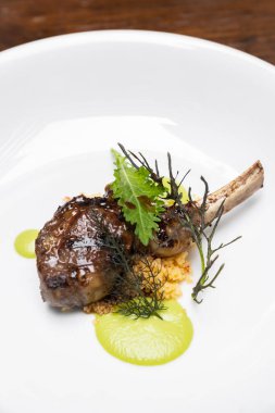 Pesto soslu ızgara kuzu pirzolası, açık büfede uluslararası gurme mutfağı. Yiyecek ve içecek endüstrisi için kullanılıyor..