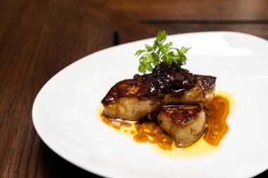 Izgara kaz ciğeri, ızgara ördek ve tavuk eti, erik soslu. Açık büfe yiyecek ve içecek konsepti için kullanılan gurme uluslararası mutfak tarifi.