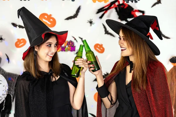 ポートレートアジアの若い大人の女性はハロウィンの衣装を着てハロウィンパーティーカーニバルフェスティバルを祝い アルコールビールで乾杯します ハロウィーンのお祝いと国際的な休日のコンセプト — ストック写真