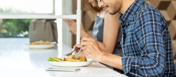 テーブルシルドパーティションを持つ新しい通常の社会的距離レストランで外食パノラマアジアの顧客は コロナウイルスの感染を減少させますCovid 19パンデミック 新しい通常のライフスタイルをレストラン Webバナー — ストック写真