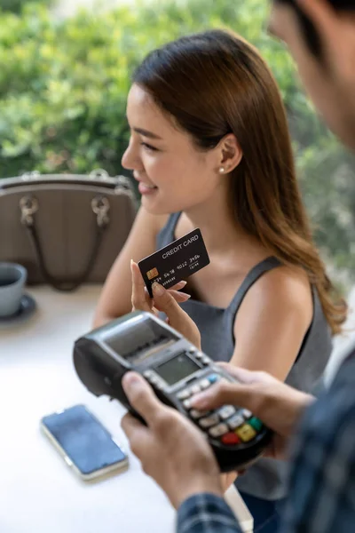 Asiatische Kundin Hält Kontaktlose Kreditkarte Online Bezahlen Nachdem Sie Einem — Stockfoto