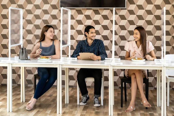 Aziatische Groep Van Vrienden Eten Samen Nieuwe Normale Sociale Afstand — Stockfoto