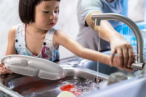 Aziatisch Meisje Afwassen Servies Met Haar Moeder Huishoudelijk Werk Voor — Stockfoto