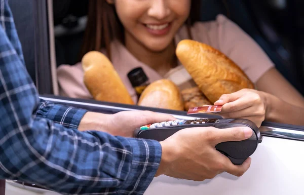 Primer Plano Mujer Asiática Hacer Pago Móvil Tecnología Sin Contacto — Foto de Stock