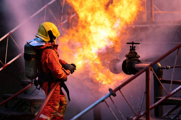 Firefighter Using Water Fog Type Fire Extinguisher Fighting Fire Flame — Stock Photo, Image