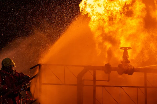 Firefighter Using Water Fog Type Fire Extinguisher Fighting Fire Flame — Stock Photo, Image