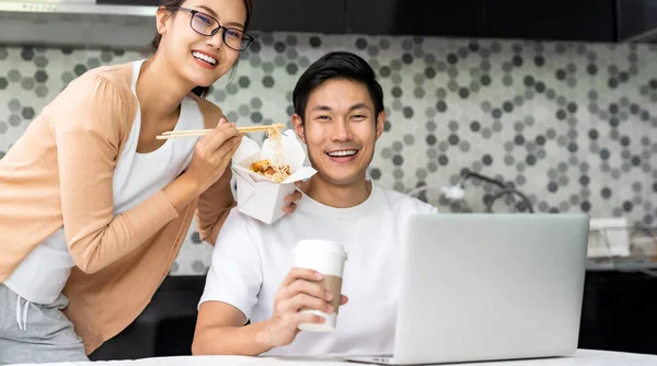 Asiatisches Paar Arbeitet Von Hause Aus Der Küche Und Isst — Stockfoto