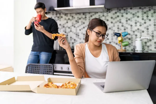 Aziatische Vrouw Werken Vanuit Huis Keuken Neem Pizza Terwijl Aziatische — Stockfoto