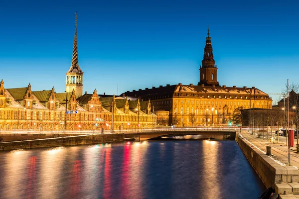 夕暮れ時にダウンタウンの街を構築スカイライン超高層ビルとコペンハーゲンの街の風景ヨーロッパでデンマーク北欧 ランドマークシティライフとナイトライフのコンセプト — ストック写真