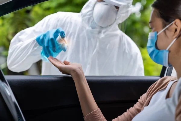 Medical Staff Give Alcohol Gel Hand Sanitiser Asian Woman Coronavirus — Stock Photo, Image