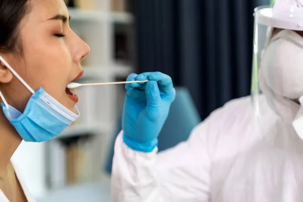 Medical Staff Ppe Suit Test Coronavirus Covid Asian Woman Throat — Stock Photo, Image