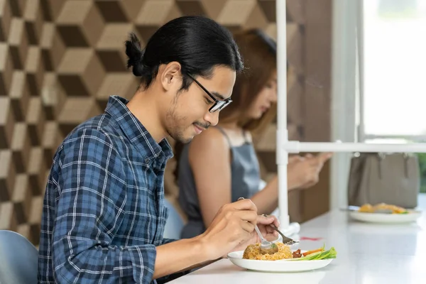 Asijský Zákazník Jíst Nové Normální Společenské Vzdálenosti Restaurace Tabulkovým Štítem — Stock fotografie