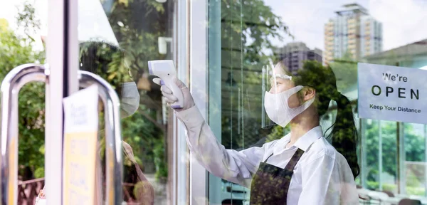 Cameriera Asiatica Con Maschera Viso Prendere Temperatura Cliente Prima Entrare — Foto Stock