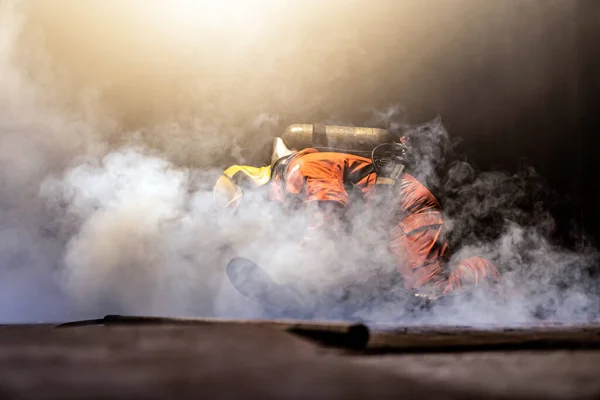 Hasič Zkontroluje Zachrání Muže Budově Kouřem Ohně Uvnitř Bezpečnostní Protipožární — Stock fotografie