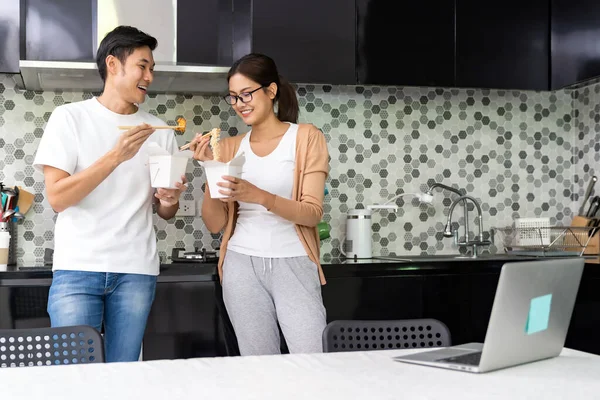 Asiatiska Par Arbetar Hemifrån Köket Och Äter Leverans Kinesisk Bort — Stockfoto