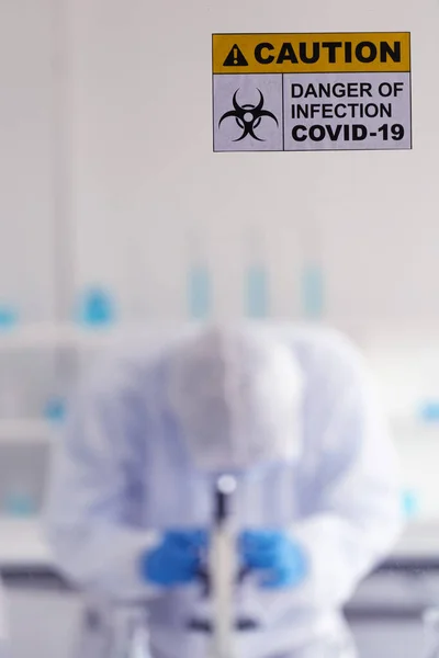 Forsigtig Fare Skiltning Covid Coronavirus Foran Laboratorierummet Med Baggrund Forskere - Stock-foto